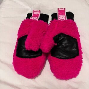 UGGfluff Mittens with Logo Tape